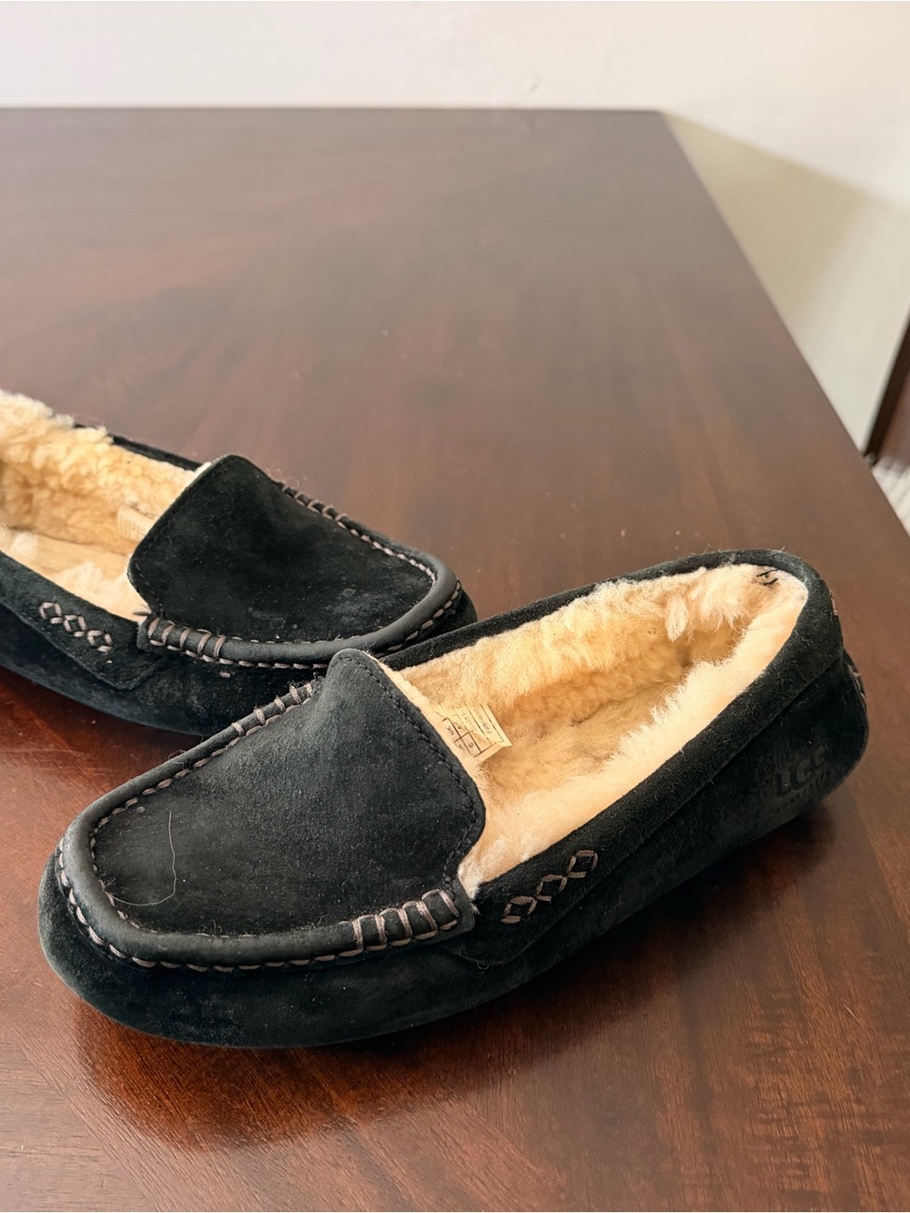 UGG Australia Ansley 3312 Black Suede Sheepskin Moccasin Slippers Women’s 6